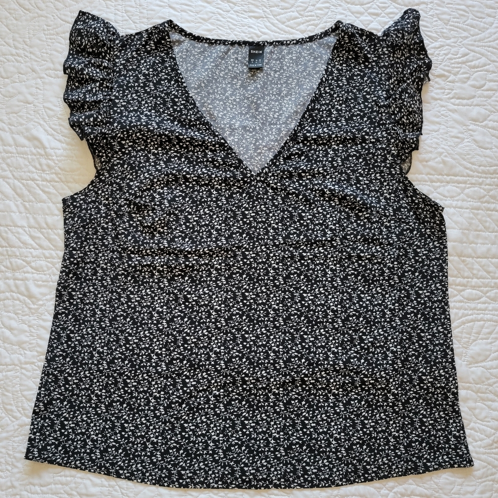 🐞4/$10🐞 Black/White Floral V-neckline Ruffle sleeve Summer/Spring Top